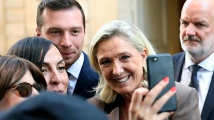 La présidente du groupe RN à l'Assemblée nationale Marine Le Pen pose pour un selfie dans la cour de l'Hôtel Matignon à Paris le 17 septembre 2025