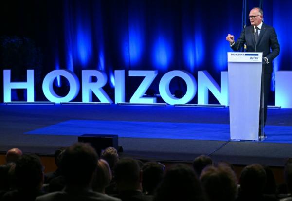 Édouard Philippe devant les cadres d'Horizons réunis au centre des Congrès de Reims, le 10 mai 2026