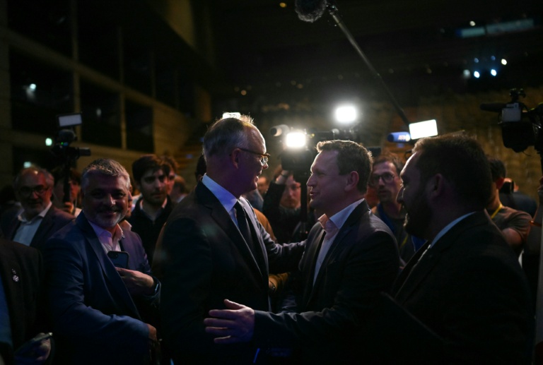 Édouard Philippe entourés des cadres d'Horizons réunis au centre des Congrès de Reims, le 10 mai 2026