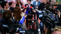 Gabriel Attal (c), secrétaire général de Renaissance et candidat à l'élection présidentielle de 2027, s'adresse aux médias à l'issue du 59e congrès des Jeunes Agriculteurs (JA), à Bourg-en-Bresse, le 4 juin 2026 dans l'Ain