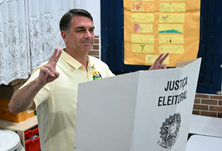 Le candidat conservateur à la présidentielle du Brésil, Flavio Bolsonaro, vote au premier tour du scrutin, le 4 octobre 2026 à Rio