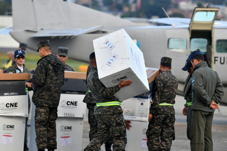 Des membres de l'armée de l'air hondurienne se préparent à transporter du matériel électoral vers Mosquitia, dans le département de Gracias a Dios, à Tegucigalpa, le 24 novembre 2025