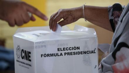 Une électrice vote à Tegucigalpa, le 30 novembre 2025 lors de l'élection présidentielle au Honduras