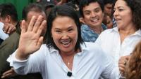La candidate à la présidentielle du parti Force Populaire, Keiko Fujimori, salue ses partisans lors d'un meeting de campagne dans un marché de Callao, près de Lima, au Pérou, le 18 mai 2026