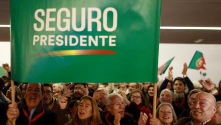 Des partisans du candidat socialiste à la présidentielle au Portugal Jose Antonio Seguro réagissent aux sondages à la sortie des urnes le donnant en tête à l'issue du premier tour, le 18 janvier 2026 à Caldas da Rainha