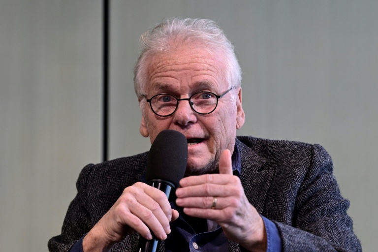 L'ancien député européen Daniel Cohn-Bendit prend la parole sur scène après avoir reçu le Prix de l’Académie de Berlin 2025, le 25 novembre 2025 à Berlin
