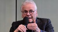 L'ancien député européen Daniel Cohn-Bendit prend la parole sur scène après avoir reçu le Prix de l’Académie de Berlin 2025, le 25 novembre 2025 à Berlin