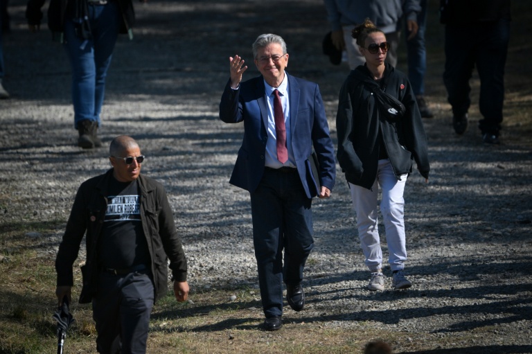Jean-Luc Mélenchon arrive aux universités d'été de LFI à Châteauneuf-sur-Isère dans la Drôme le 23 août 2026