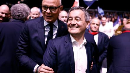 Edouard Philippe pose avec Gérald Darmanin, alors ministre de l'Intérieur, le 9 mars 2024 à Lille
