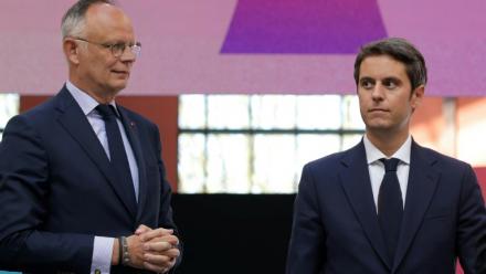Edouard Philippe (G) et Gabriel Attal, le 6 avril 2025 à Saint-Denis