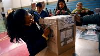 Une assesseure ouvre une urne alors qu'elle se prépare à compter les votes après la fermeture d'un bureau lors de l'élection présidentielle, à La Paz le 17 août 2025.