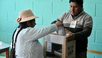Une femme indigène vote lors de l'élection présidentielle, à La Paz le 17 août 2025. 