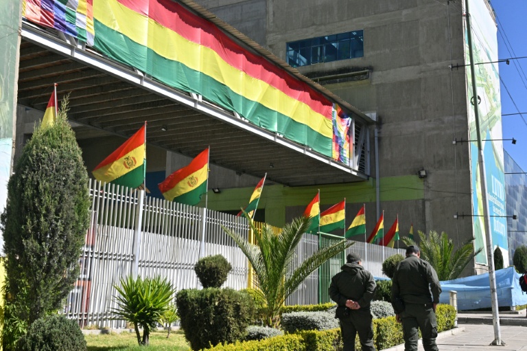 Des policiers boliviens gardent un bâtiment du Tribunal suprême électoral (TSE) avant l'élection présidentielle, à La Paz le 16 août 2025.