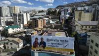 Vue aérienne montrant un panneau d'affichage faisant la promotion de l'élection présidentielle, à La Paz le 16 août 2025, à la veille des élections générales.