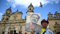 Un partisan du candidat à la présidentielle colombienne Ivan Cepeda tient une pancarte avant un meeting de campagne sur la Plaza Bolivar à Bogota, le 22 mai 2026