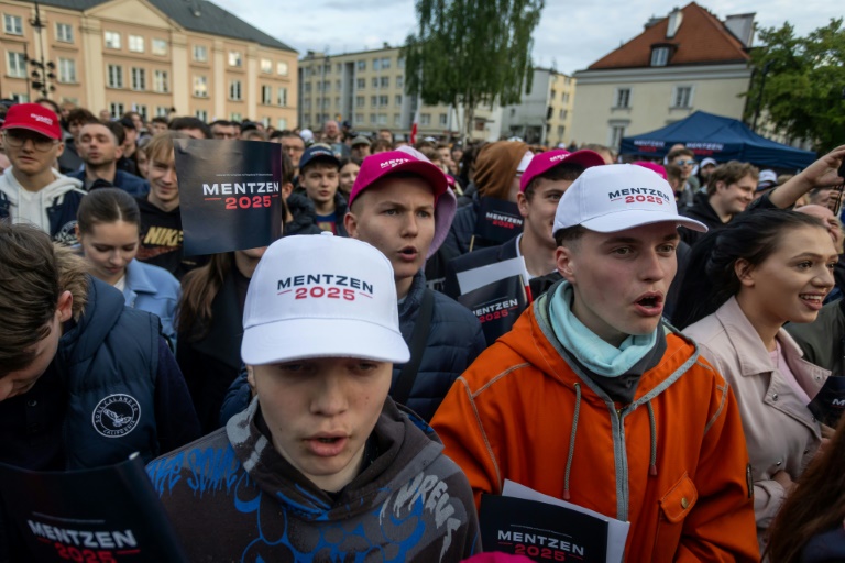Des soutiens du candidat d'extrême droite à la présidence polonaise, Slawomir Mentzen, en campagne à Varsovie, le 10 mai 2025, en Pologne