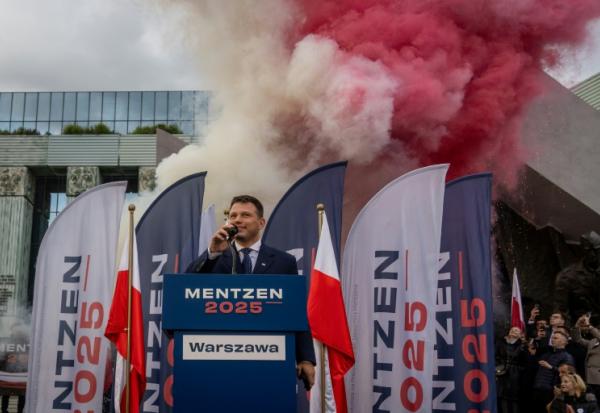 Le candidat d'extrême droite à la présidence polonaise, Slawomir Mentzen, en campagne à Varsovie, le 10 mai 2025, en Pologne