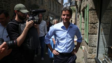 Le secrétaire général de Renaissance Gabriel Attal en déplacement à Landerneau, dans le Finistère, le 23 juillet 2026