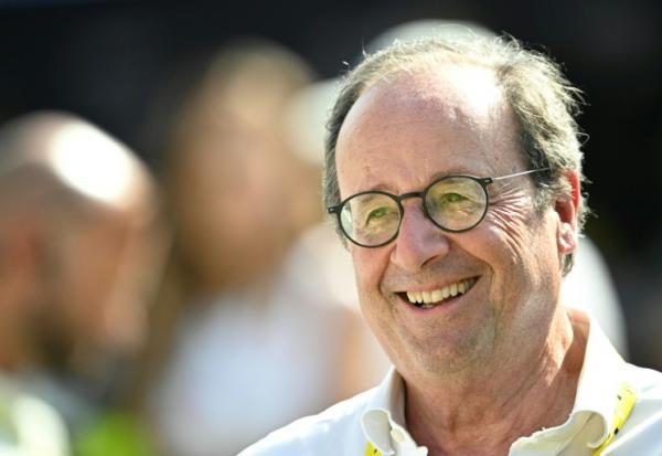 L'ancien président François Hollande assiste au Tour de France le 12 juillet 2026