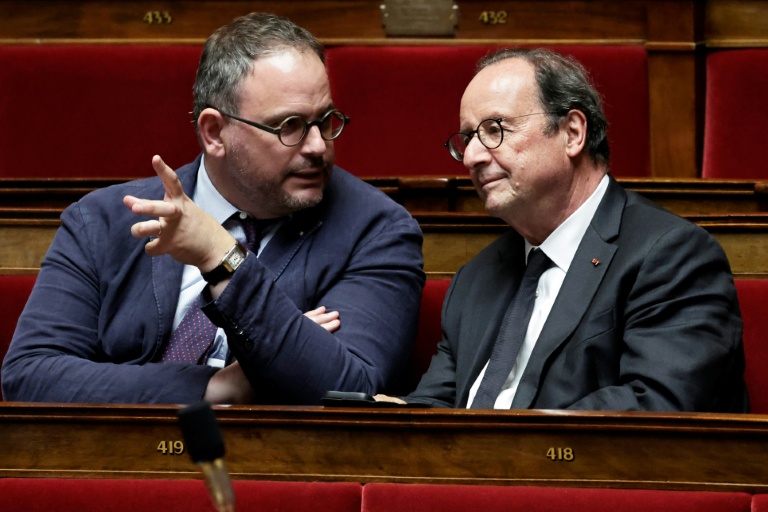 L'ancien président redevenu député François Hollande (droite) avec le député Aurélien Rousseau (gauche) à l'Assemblée nationale le 15 juillet 2026