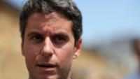 Le candidat à la présidentielle et patron de Renaissance Gabriel Attal lors d'une visite à Landerneau, dans l'ouest de la France, le 23 juillet 2026