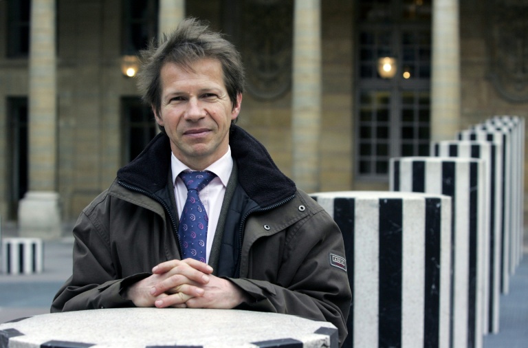 Jean-Marc Jancovici, expert des questions climat/énergie, pose dans les jardins du Palais royal le 20 mars 2007 à Paris