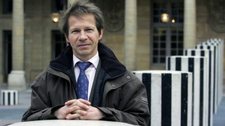 Jean-Marc Jancovici, expert des questions climat/énergie, pose dans les jardins du Palais royal le 20 mars 2007 à Paris