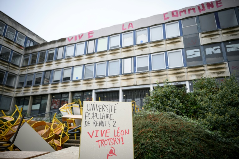 L'entrée bloquée d'un bâtiment de l'Université Rennes 2, le 12 octobre 2026