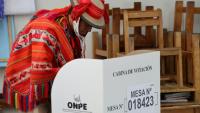 Un habitant vote lors du second tour de l'élection présidentielle dans un bureau de vote d'Ollantaytambo, dans le département de Cusco, au Pérou, le 7 juin 2026
