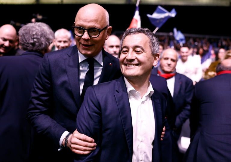 Le chef du parti Horizons Edouard Philippe (à gauche) et le ministre de la Justice Gérald Darmanin, le 9 mars 2024 à Lille