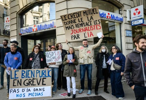 Des journalistes de titres appartenant au groupe Ebra en grève devant une agence du Crédit Mutuel, propriétaire du groupe, à Dijon, le 9 octobre 2026