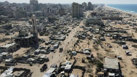Vue aérienne des alentours du port de la ville de Gaza, dans le nord du territoire palestinien dévasté par deux ans de guerre, 20 octobre 2025