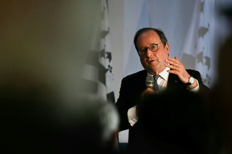 Francois Hollande lors d'un meeting réunissant différentes figures de la gauche à Liffre, en Ille-et-Vilaine, le 25 avril 2026
