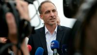Le candidat Place publique à la primaire de la gauche Raphaël Glucksmann s'adresse aux médias en marge de l'université d'été du Parti socialiste (PS) à Blois, le 29 août 2026 dansle Loir-et-Cher