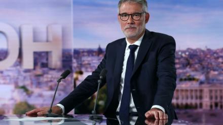 Le premier secrétaire du Parti socialiste (PS), Olivier Faure, sur le plateau du 20H de TF1 pour annoncer sa candidature à la primaire de la gauche pour l'élection présidentielle de 2027, le 30 août 2026 à Boulogne-Billancourt, près de Paris 