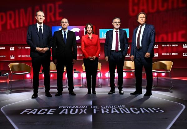 Les candidats de la primaire sociale-démocrate avant un débat télévisé dans les studios de LCI, le 23 septembre 2026 à Boulogne-Billancourt, dans les Hauts-de-Seine