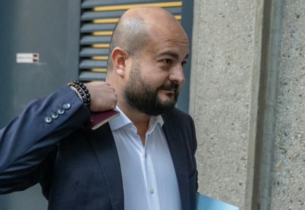 Le maire de Fréjus David Rachline arrive au tribunal de Draguignan, le 30 septembre 2025