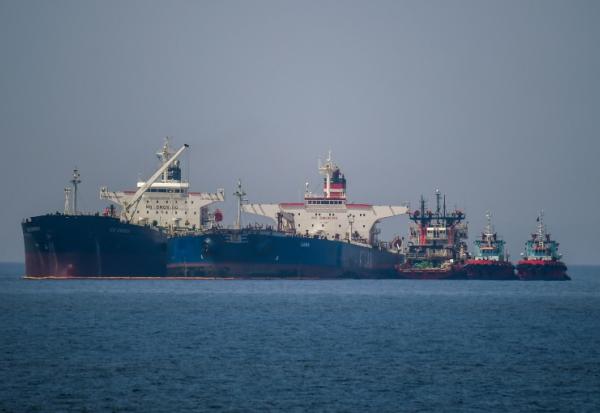Deux pétroliers se transfèrent une cargaison d'hydrocarbures au large de l'île grecque d'Eubée, le 29 mai 2022