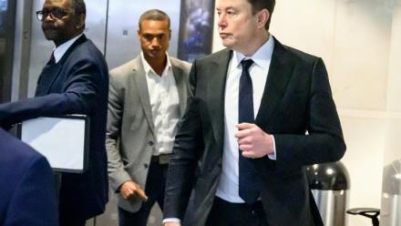 Elon Musk arrive au tribunal fédéral d'Oakland, le 30 avril 2026 en Californie