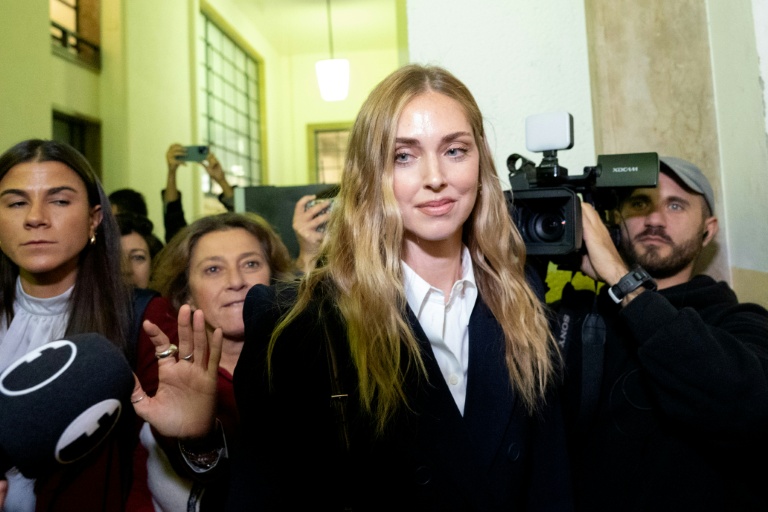 L'influenceuse de mode italienne Chiara Ferragni, accusée de fraude dans une affaire liée à des brioches caritatives, quitte le tribunal après une audience préliminaire, le 4 novembre 2025 à Milan 