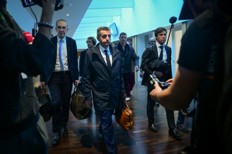Le maire de Saint-Etienne Gaël Perdriau (au centre) arrive à son procès pour chantage à la sextape, le 22 septembre 2025 au tribunal correctionnel de Lyon