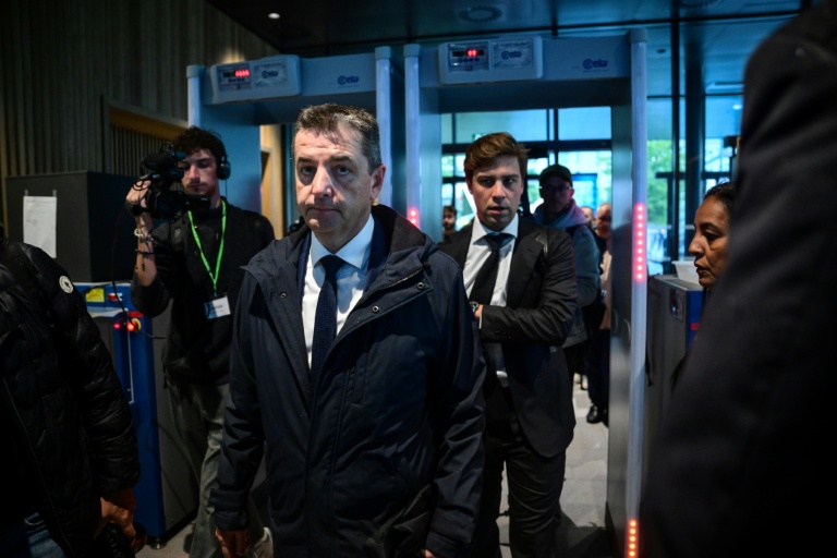 Le maire de Saint-Etienne, Gaël Perdriau (au centre), arrive au palais de justice de Lyon pour assister à son procès pour une affaire de chantage à la sextape, le 22 septembre 2025