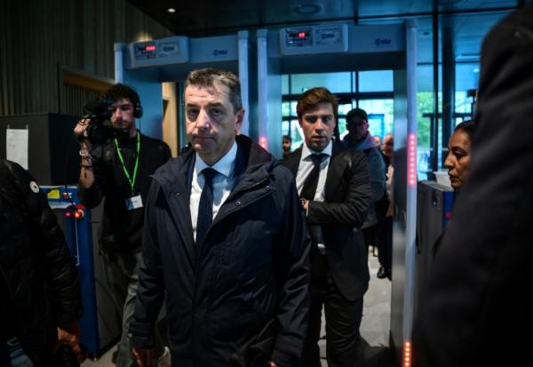 Le maire de Saint-Etienne, Gaël Perdriau (au centre), arrive au palais de justice de Lyon pour assister à son procès pour une affaire de chantage à la sextape, le 22 septembre 2025