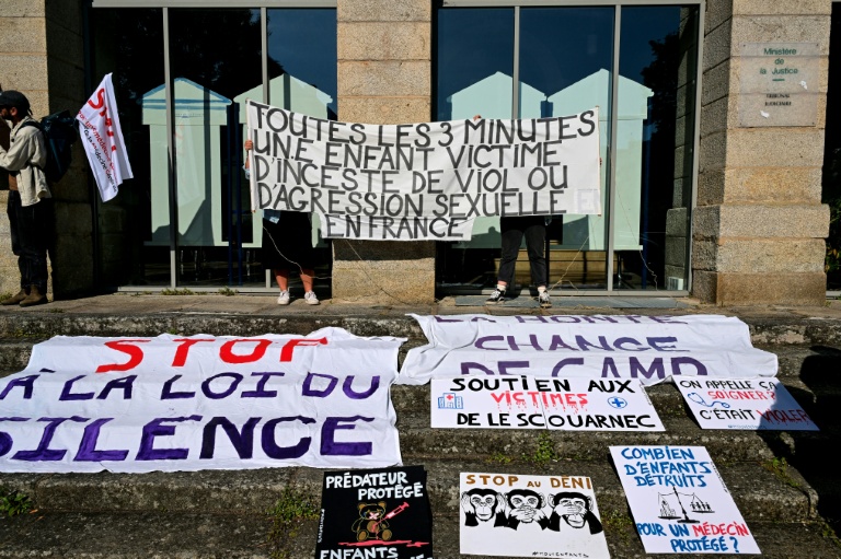 Des affiches lors d'une manifestation de soutien aux victimes du chirurgien pédocriminel Joël Le Scouarnec, à Vannes, le 19 mai 2025