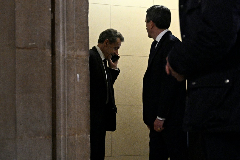 L'ex président français Nicolas Sarkozy pendant une pause lors de son procès en appel au Palais de Justice de Paris, le 16 mars 2026