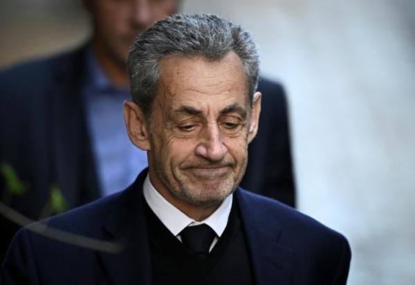 L'ancien président Nicolas Sarkozy quitte sa résidence pour se présenter à la prison de La Santé, le 21 octobre 2025 à Paris