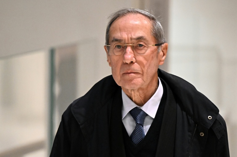 Claude Guéant, ex-secrétaire général de l'Elysée, arrive au tribunal de Paris, le 25 septembre 2025, pour le verdict du procès de l'ancien président Nicolas Sarkozy, dans l'affaire du financement libyen de la campagne présidentielle de 2007