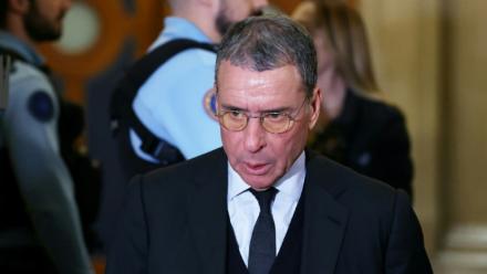 L'homme d'affaires franco-algérien Alexandre Djouhri arrive au palais de justice de Paris, le 16 mars 2026, pour le procès en appel de l'ancien président Nicolas Sarkozy pour soupçons de financement libyen de la campagne présidentielle de 2007