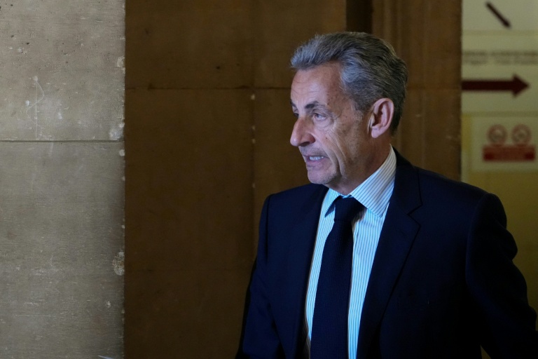 L'ancien président Nicolas Sarkozy arrive au palais de justice de Paris le 29 avril 2026