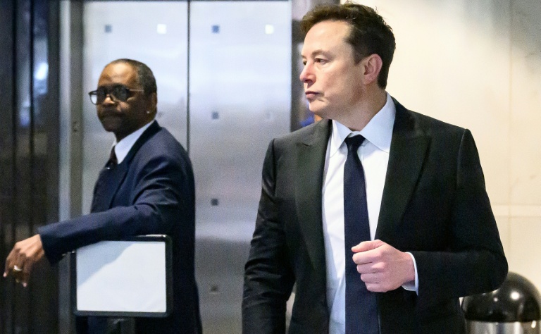 Elon Musk à son arrivée au palais de justice d'Oakland le 30 avril 2026, en Californie